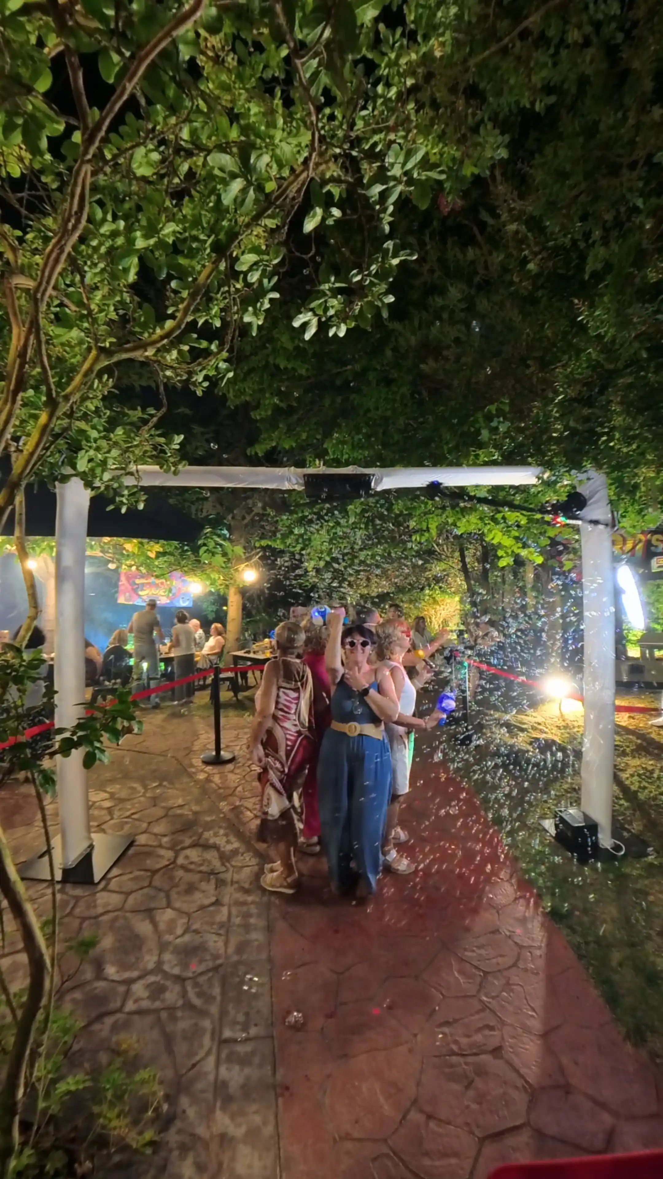 Fiesta Años 80 & 90 en Villa-Lucía, celebrado con música, enogastronomía y Videomatón 360º para recuerdos inmersivos.